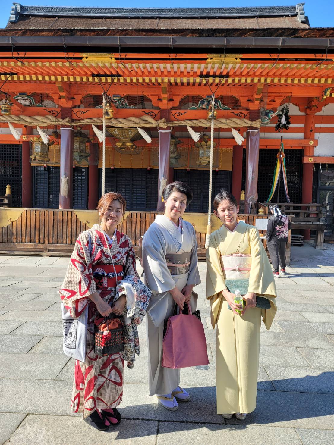 八坂神社の前で三人